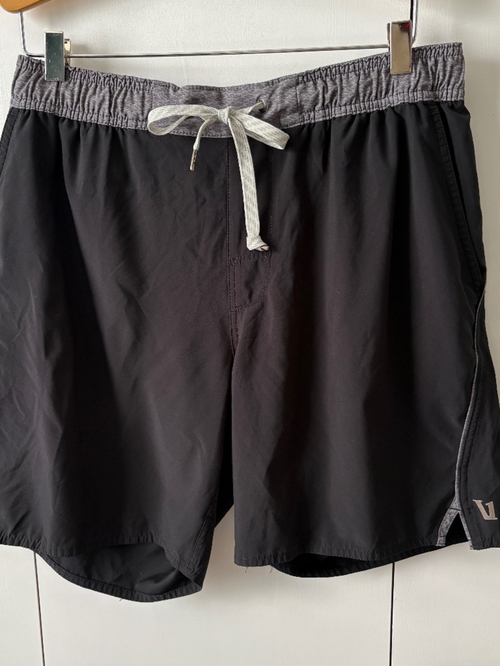 Vuori Men's Trail Runner Shorts Size M Black /Heather gray 6.5" Lined Athletic